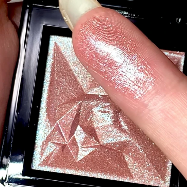 シュウウエムラ クラッシュド ジェム アメジストレイン ラメを手にとった様子