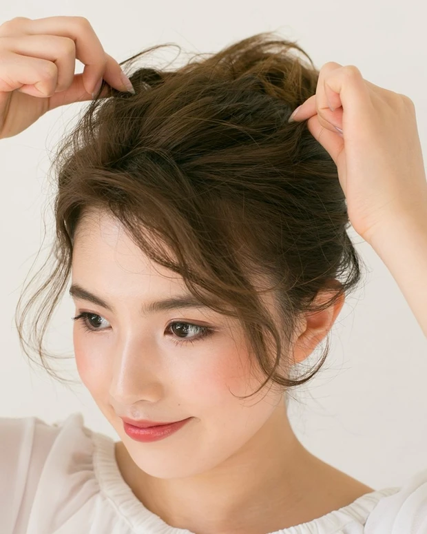 お団子ヘア 立体感を出すのがポイント！ 手抜き感なしの無造作お団子ヘア_3
