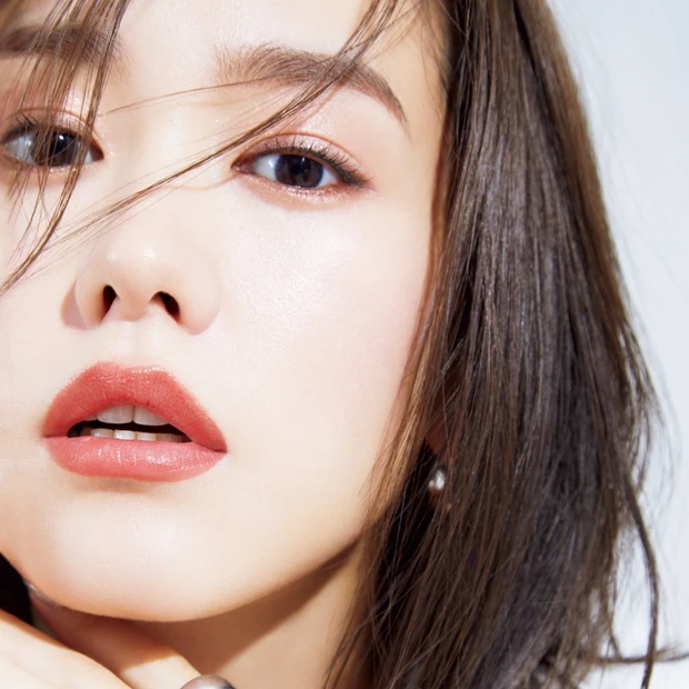 桐谷美玲がまとう夏コスメ! ゴールドの輝きで"艶めきモード顔"に