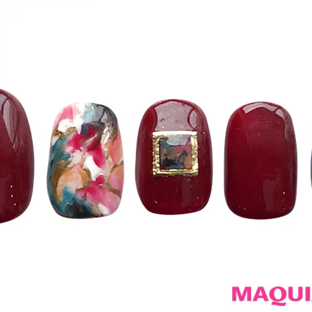 クラシックな「赤」ネイルは、カラフルコーデでギャップを狙って！