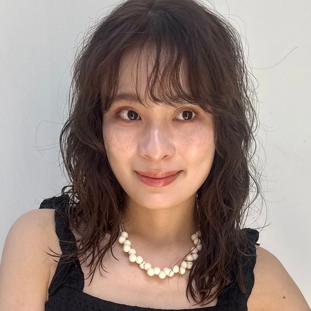 【黒髪ミディアムヘア】簡単スタイリングで決まる！ こなれ感抜群のウェーブ…