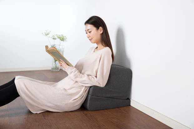 折りたたんで背もたれとしても使用可能