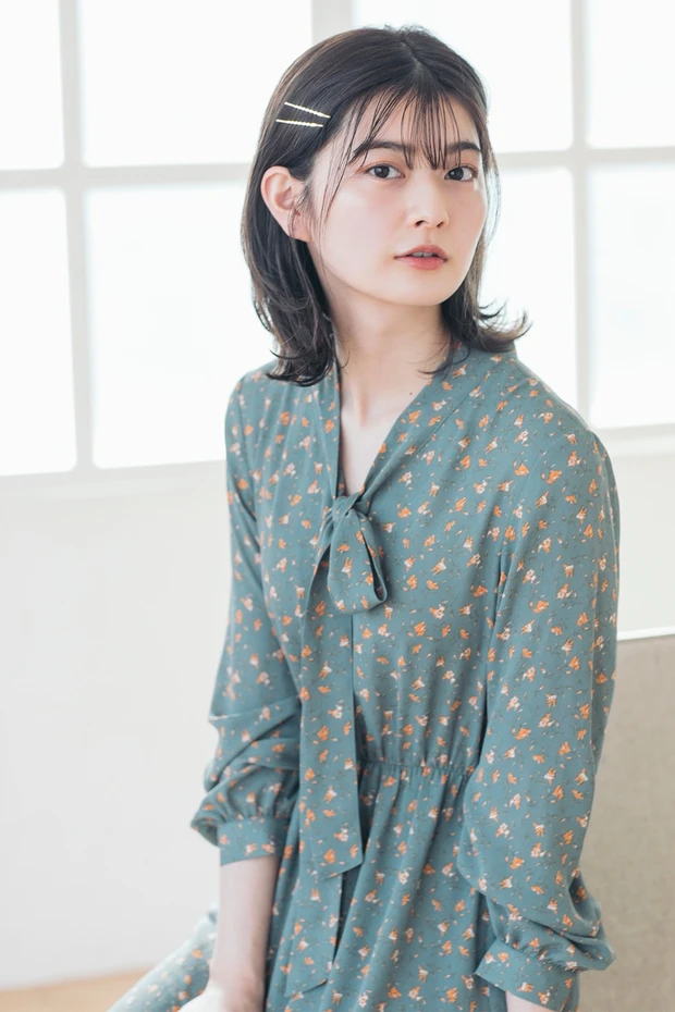 ヌケ感のあるシースルーバングで、トレンドワンピをお洒落に