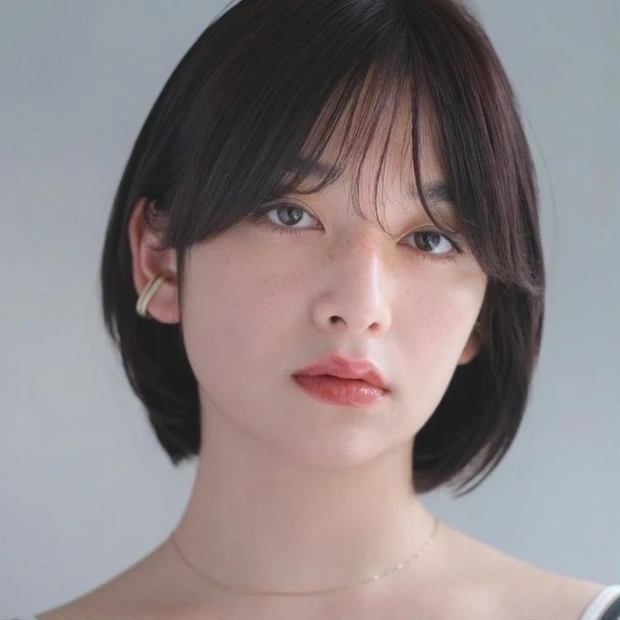 ショート ボブ 30代 40代 ヘアスタイル 暗めカラー 前髪あり