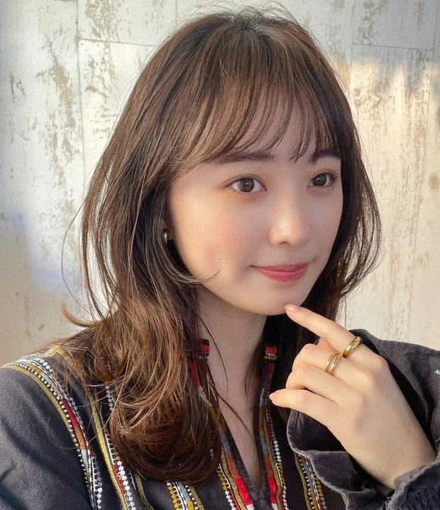 ミディアム ヘア 髪型 ヘアスタイル 前髪あり ヘアカラー
