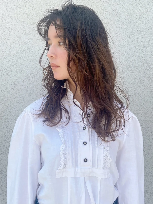 20代・20代 くせ毛風ラフウェーブミディアム サイド