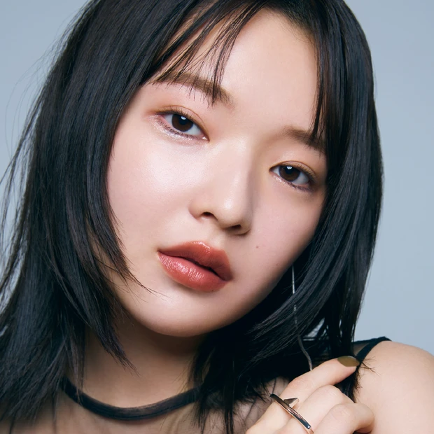 大粒ラメは、下まぶたor目まわりに効かせて視線をキャッチ。Lakaのプチプラシャドウが大活躍!【MAQUIAプチプラコスメグランプリ2025】