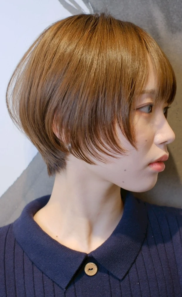 髪型　ショートヘア　40代　小顔ショート　前髪あり　サイド