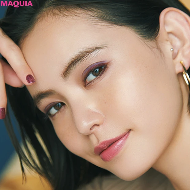 レッド×パープルでカジュアルな色気