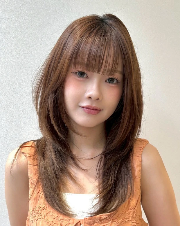 顔タイプ クールカジュアルに似合う髪型 前髪あり ダウンスタイルが映えるロングレイヤー
