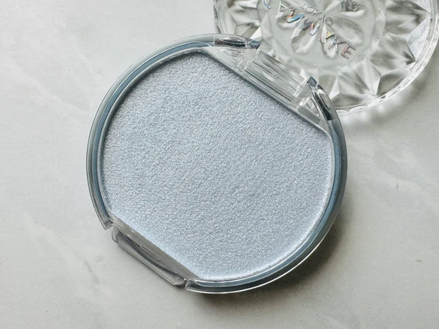 キャンメイクのむにゅっとハイライター 04 ブルートパーズ