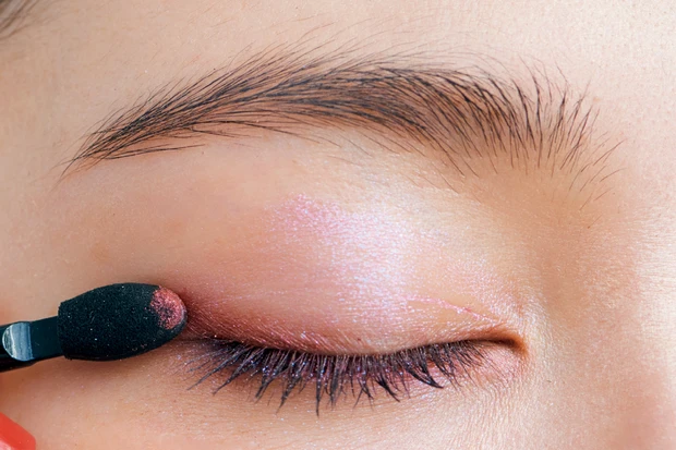 ピンクのアイパレットで作るおすすめピンクメイク5選_5.「プラムピンク」が渗むピンクメイクで大人な印象に_3