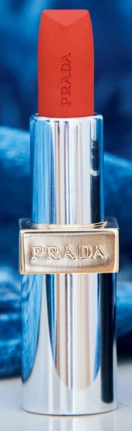 【神崎恵 リップ】プラダ ビューティ モノクローム ウェイトレス リップカラー (マット レザー) O77