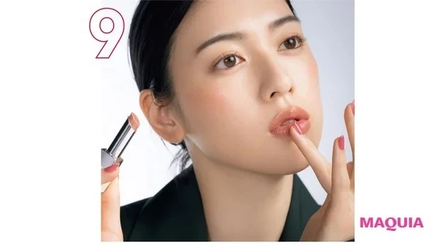 三吉彩花さんの最新ベストメイク_9. 指で塗り広げてボリュームアップ