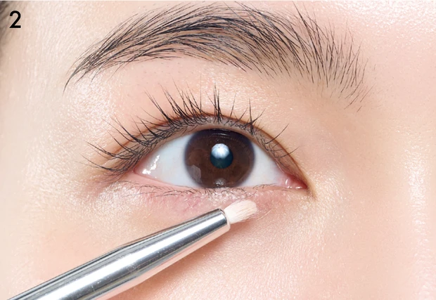 涙袋メイク 細めに影色でラインを引く 明るめの色をのせる