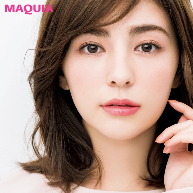 じゅわっとジューシーなピンクリップを唇にON！ 目元は質感ブラウンで抜け…