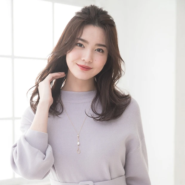 GUのニットワンピ×くるりんぱの華ありダウンスタイルで、フェミニンを心ゆ…