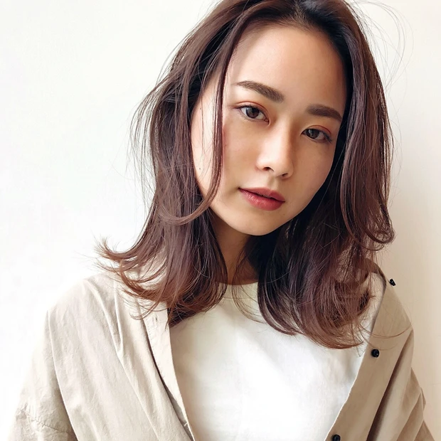 アイロン仕上げのミックスカールミディアムで、抜け感と色気を両方取り！