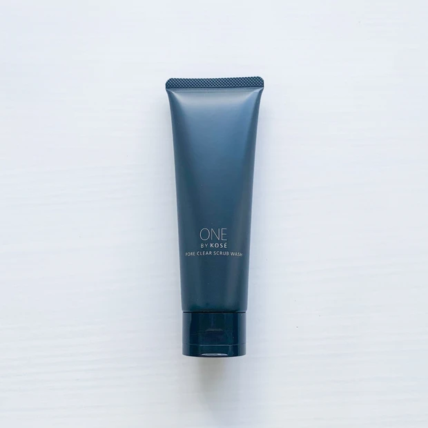 ONE BY KOSÉ（ワンバイコーセー）のポアクリア スクラブウォッシュ。毛穴のざらつきを整える洗顔料で、つるんとした肌触りに導く。