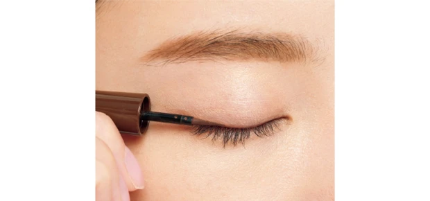 まつ毛のキワにスタンプ使い