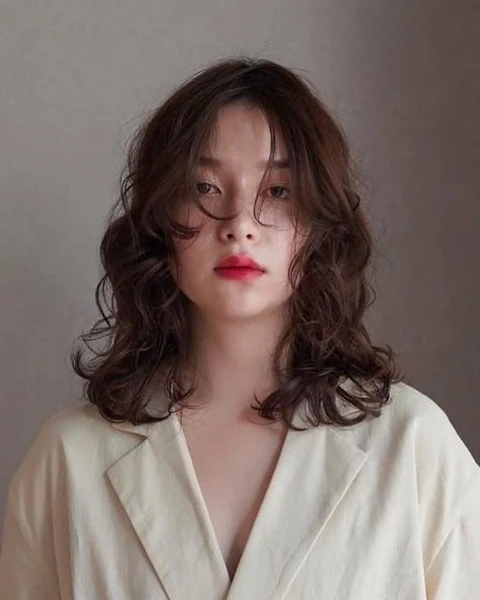 冬 ヘアカラー 暗め グレージュ ミディアム パーマ