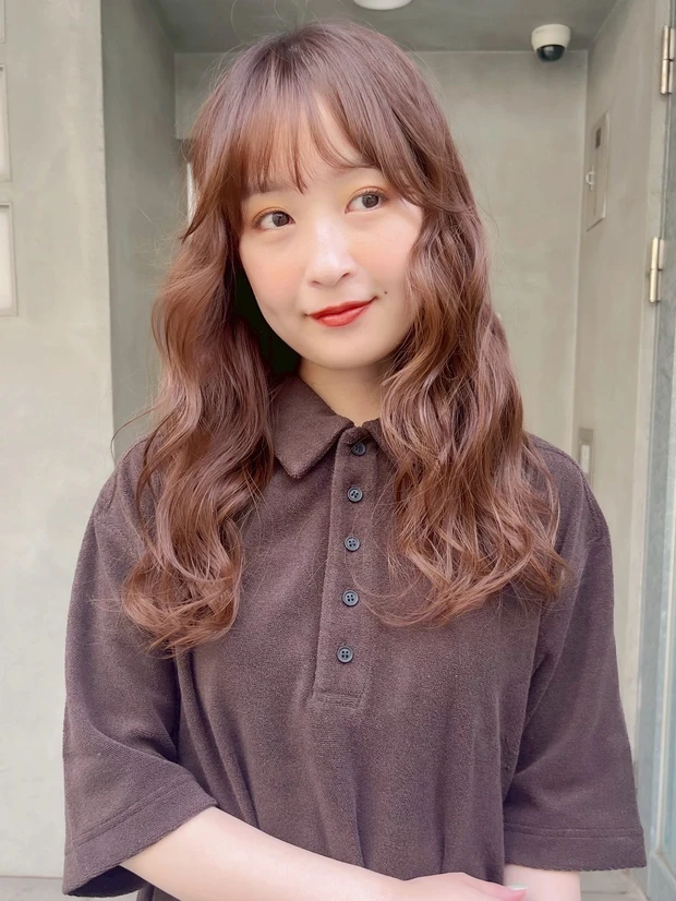 髪型　ウェーブロング　ロングヘア　前髪あり　パーマ　スタイリング