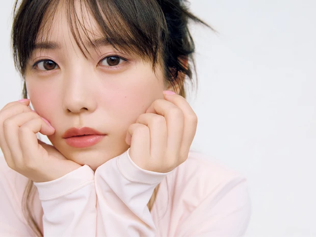 与田祐希さんが、ストロベリームースのようなふんわりピンクに挑戦。召しませ、秋のスイーツメイク