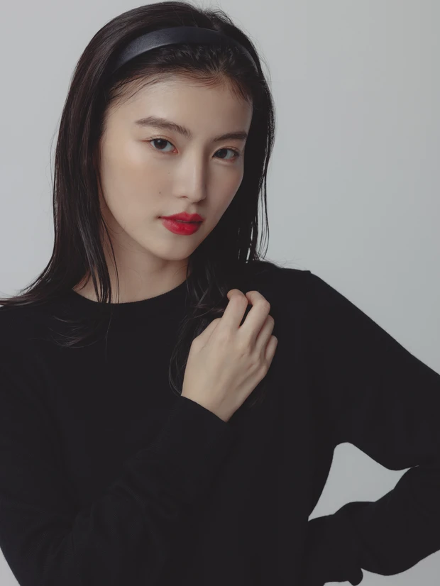 ユニクロ　UNIQLO　黒セーター　メリノクルーネックセーター　マットリップ　メイク