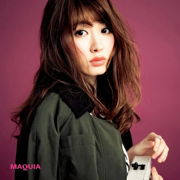 こじはる、秋のおしゃれ先取り！ レディ度高めなワンピは辛口アイテムでカジ…