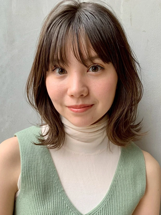 ヘアカタログ　ミディアム　ミディアムヘア　前髪あり　スタイリング