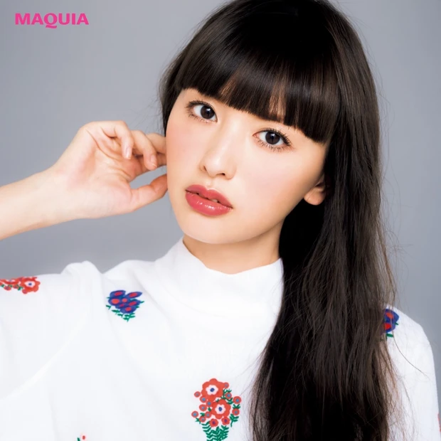 チークの存在感は控えて！  唇に血色感を出すのが旬顔ルールです