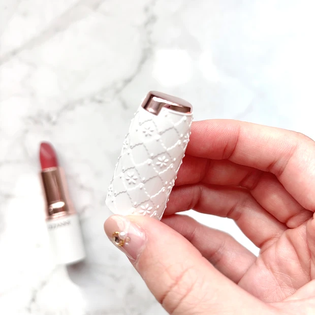 保湿成分入りで縦ジワになりにくいセザンヌリップ