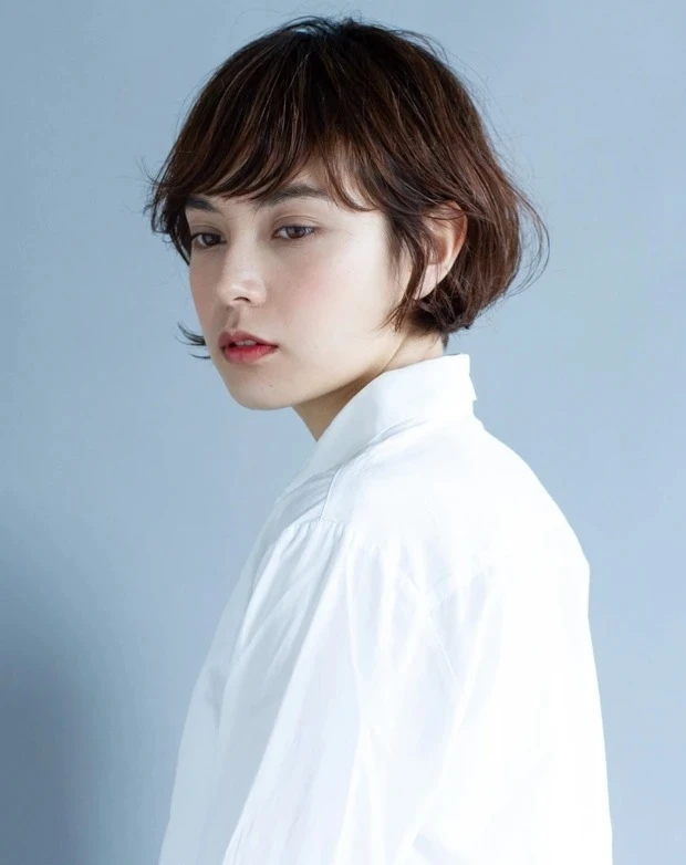 【ショートの人気ヘアスタイル・髪型】耳かけヘアで知的な印象に! 重軽シルエットで作る美人ショートボブ_2