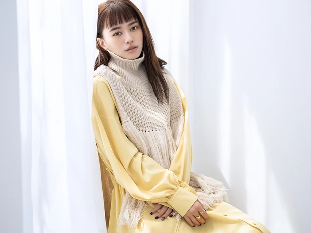 難易度高めなイエローコスメに挑戦! 【山本舞香×北原果】簡単に洒落るイエローワントーンメイク_3