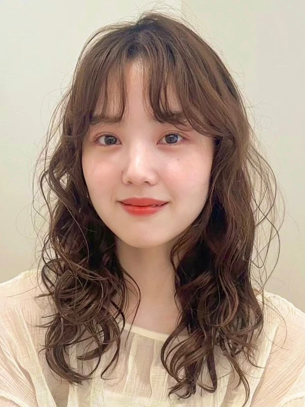 髪型 ミディアム ミディアムヘア 前髪あり パーマ ウェーブ