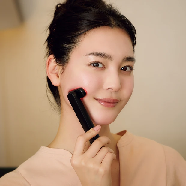 【医師監修】の美顔器で明るい上向き肌へ