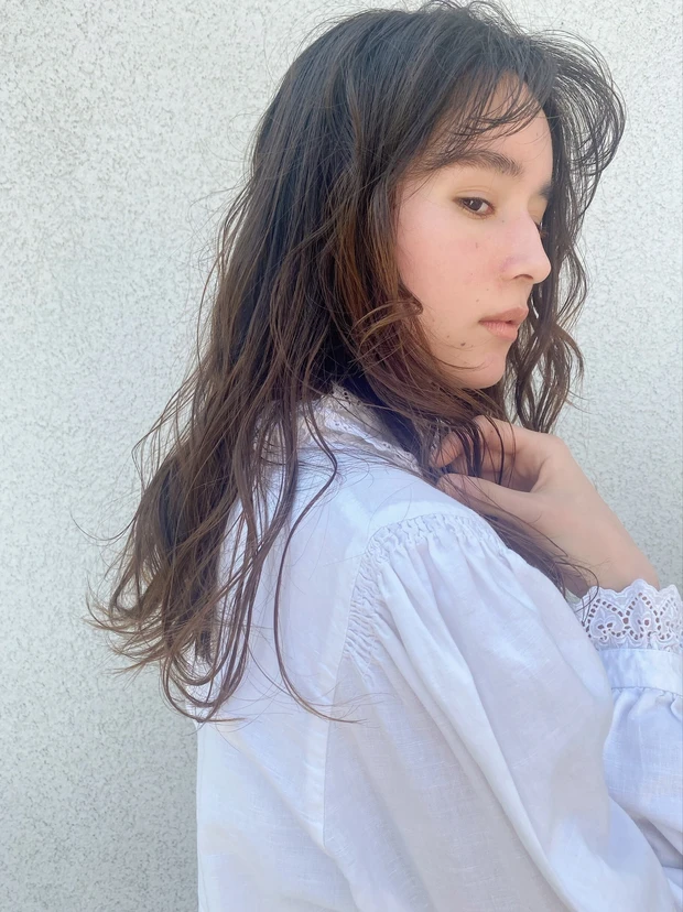 20代・20代 くせ毛風ラフウェーブミディアム 逆サイド