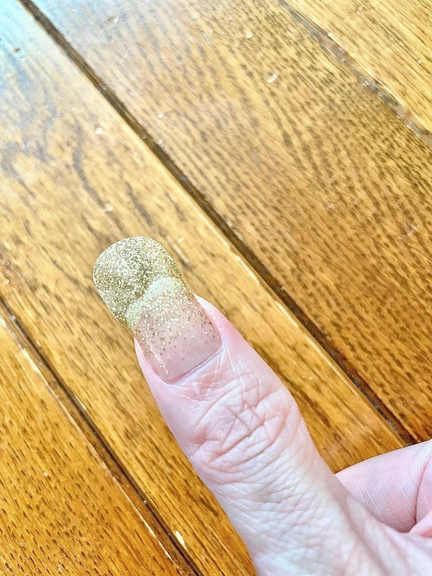 【セリアのネイルシールが使える！ジェルネイルのようなネイルシール】_4