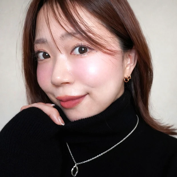 黒ニット×多幸感ピンクメイク インフルエンサー Anna
