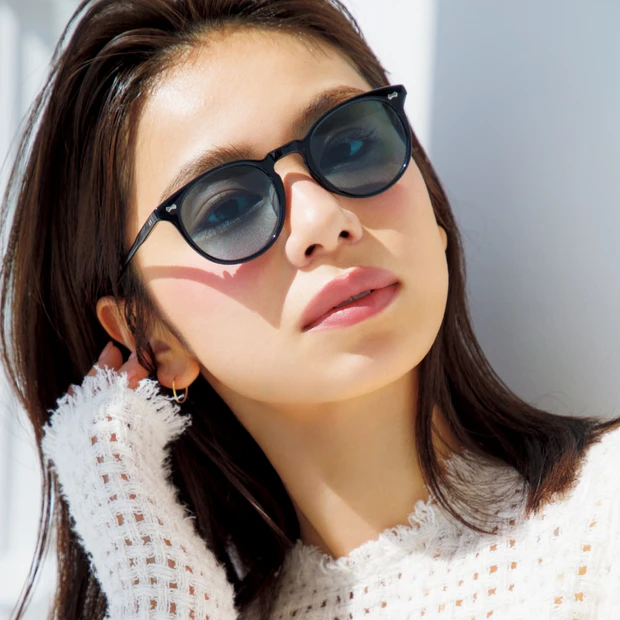 濃いめサングラスをかけた日の正解メイク。血色ピンクをプラスして親しみやすく