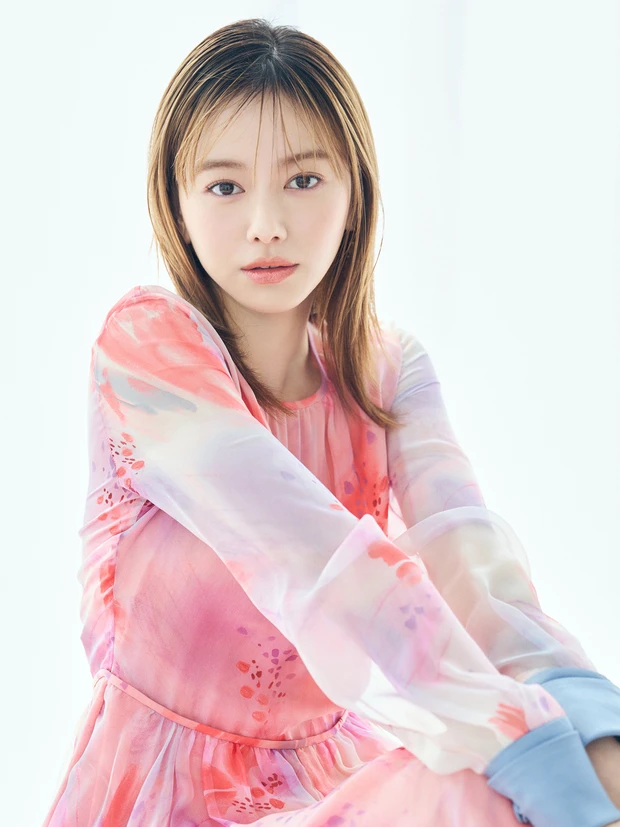 山本舞香さんがくすみピンクとふんわりチークで魅せる、大人の【甜妹メイク】