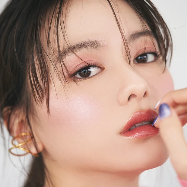 さり気ない立体感と透明感を手に入れたい！ 山本舞香さんが表情に寄り添うニュアンスチークに挑戦