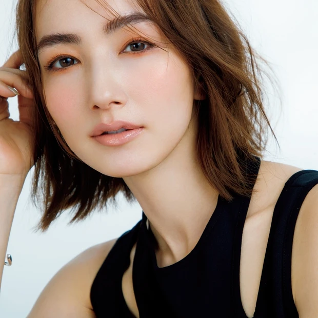 岡野瑞恵さんの大人メイク。真っ先に取り組むべきは、自分の顔や肌と向き合う…