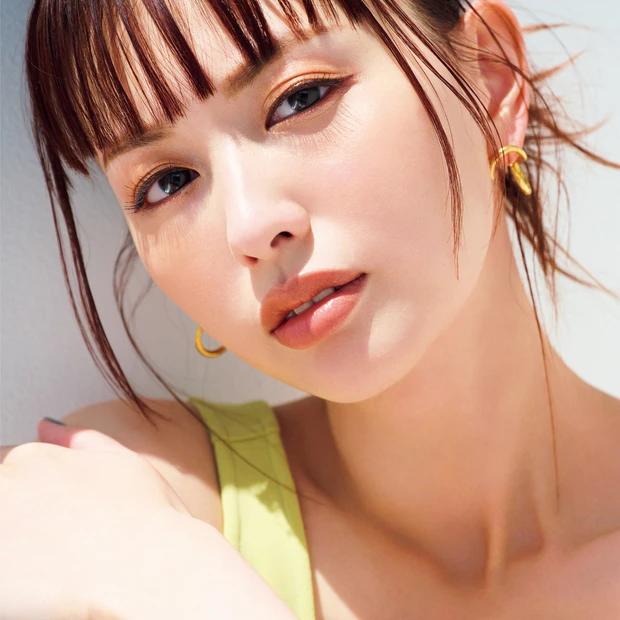鈴木えみがまとう夏メイク。“透けチークのレイヤード”で誰よりもフレッシュ…