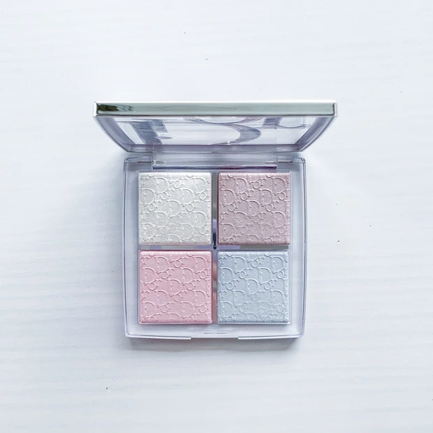 ディオール(Dior)のハイライターパレット。4色の光で顔立ちに華やかさと立体感を与えるパレットの製品写真。