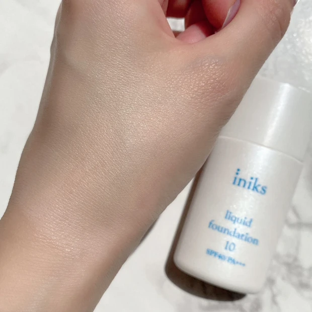 メイク 化粧 ファンデーション 手