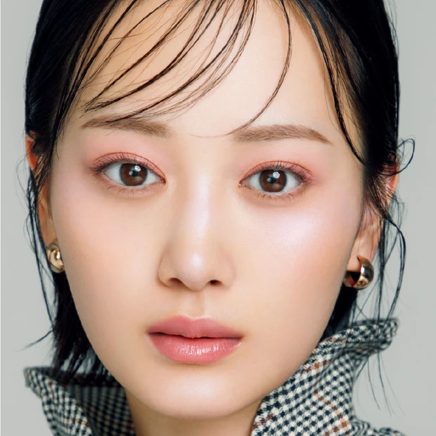 山下美月さん、秋の透明感をまとう。淡色レイヤードで叶える