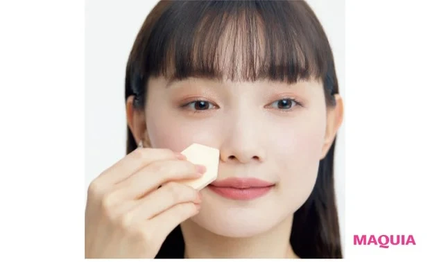 知っておくと使える! 神ワザお直しテク&アイテム_Q カサついた肌にしっとり感を復活させるお直し法は?_A 乳液をつけたスポンジで保湿を