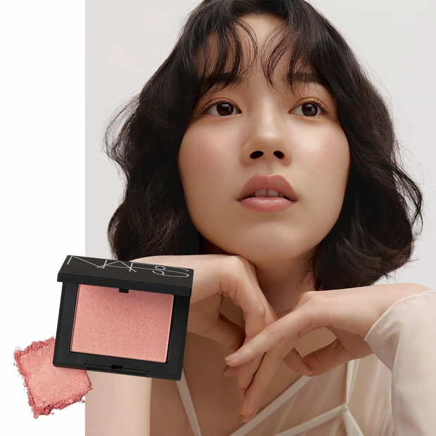 のん、NARSの“美肌見え”チークで新たな表情に出会う