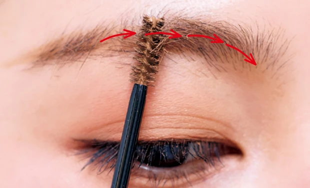 1 毛流れと逆方向に眉マスカラをつける